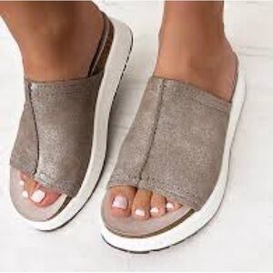 OTBT Wayside platform slide sandal in a taupe glitter or beige color! Size 10!